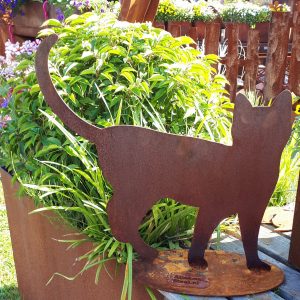 Poes van Cortenstaal staand